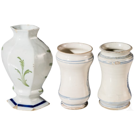 Zwei Apothekengef&auml;&szlig;e (Albarellos) und Fayencevase, Italien/Delft, De Porceleyne Claeuw, 18./ 19. Jhdt
