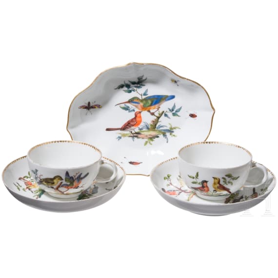 Zwei Tassen mit Untertassen und kleine Schale mit V&ouml;gel- und Insektenmalerei, Meissen, um 1770/80