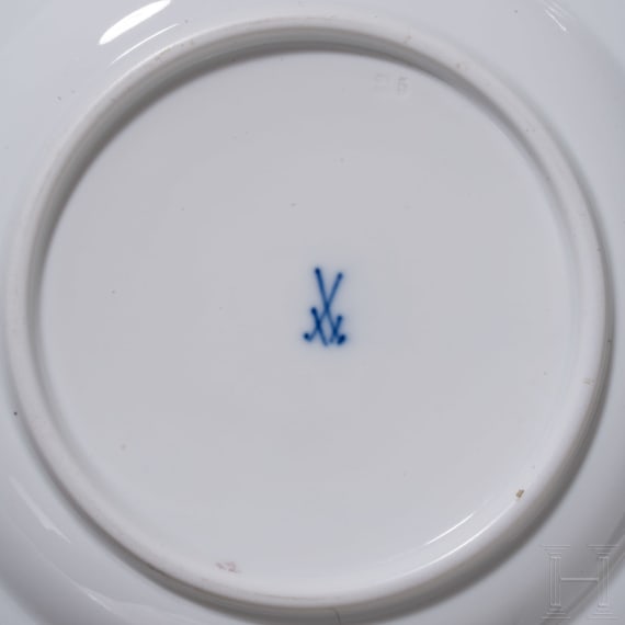 Zwei Vorspeisenteller und f&uuml;nf Dessertteller mit Blumen und Insekten, Meissen, um 1840/50