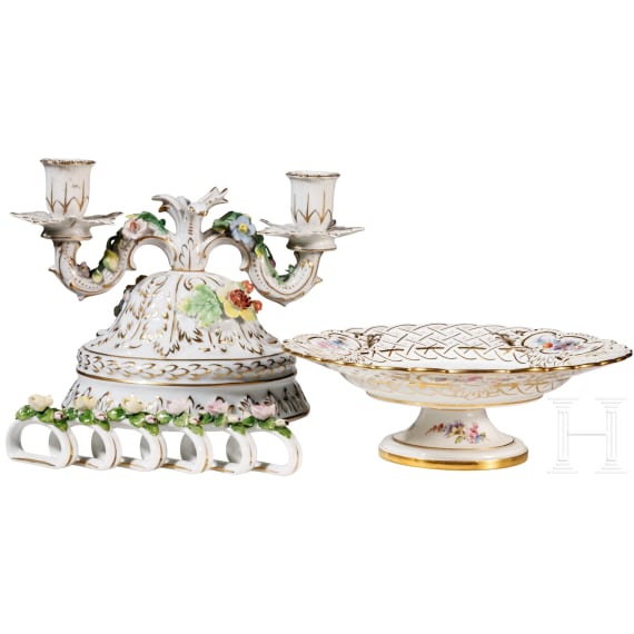 Tazza mit Blumen und Insekten, Meissen, 1860 - 1924, dazu ein Tafelleuchter und sechs Serviettenringe, andere Manufakturen, 2. H&auml;lfte 20. Jhdt.
