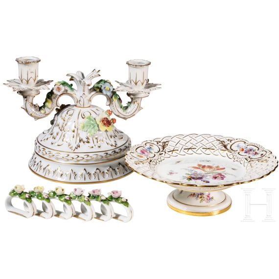 Tazza mit Blumen und Insekten, Meissen, 1860 - 1924, dazu ein Tafelleuchter und sechs Serviettenringe, andere Manufakturen, 2. H&auml;lfte 20. Jhdt.