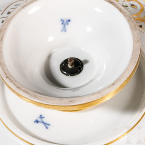 Tazza mit Blumen und Insekten, Meissen, 1860 - 1924, dazu ein Tafelleuchter und sechs Serviettenringe, andere Manufakturen, 2. H&auml;lfte 20. Jhdt.