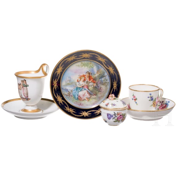 Zwei Tassen mit Untertassen, kleine Deckeldose und fig&uuml;rlicher Teller, KPM/Meissen/Sevre/Saint Maurice, 19. Jhdt.