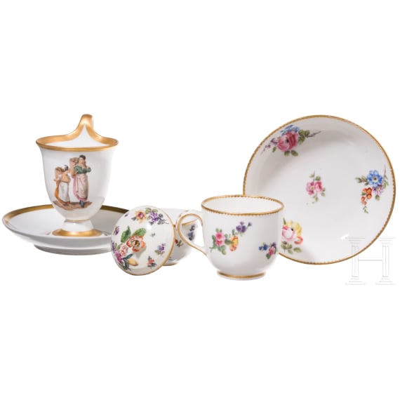 Zwei Tassen mit Untertassen, kleine Deckeldose und fig&uuml;rlicher Teller, KPM/Meissen/Sevre/Saint Maurice, 19. Jhdt.