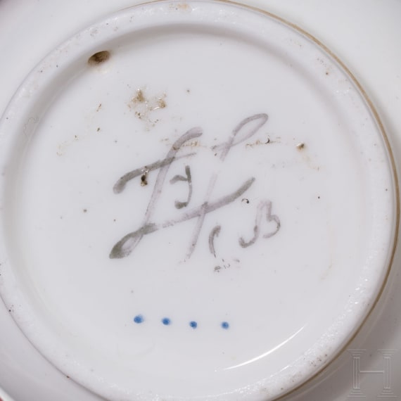 Zwei Tassen mit Untertassen, kleine Deckeldose und fig&uuml;rlicher Teller, KPM/Meissen/Sevre/Saint Maurice, 19. Jhdt.