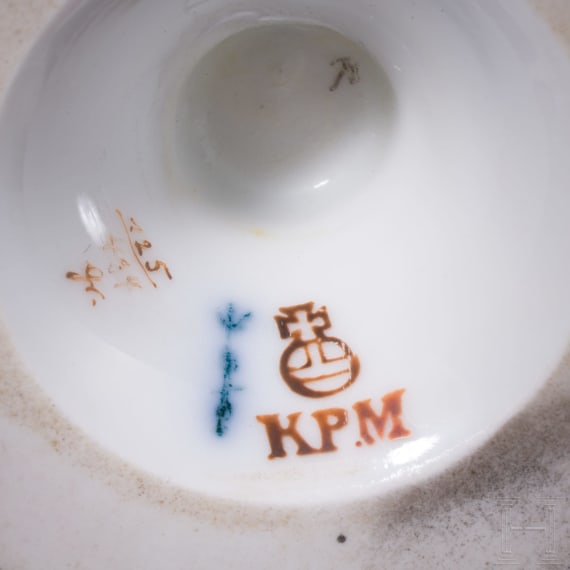 Zwei Tassen mit Untertassen, kleine Deckeldose und fig&uuml;rlicher Teller, KPM/Meissen/Sevre/Saint Maurice, 19. Jhdt.