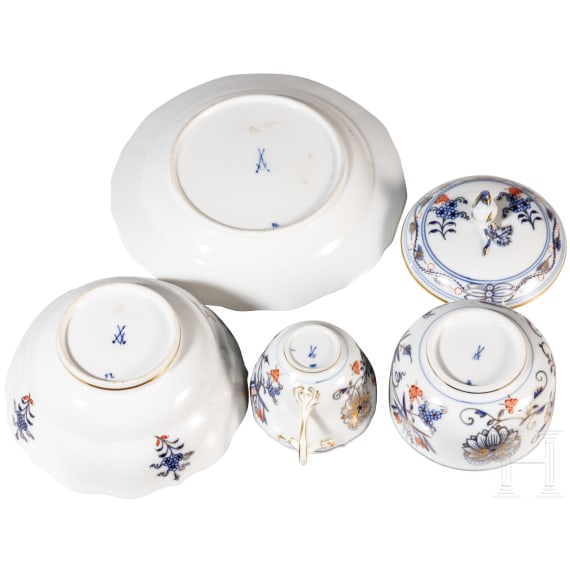 Schale, Tasse und Deckeldose mit bunten Zwiebelmuster und Teller mit Zwiebelmuster, Meissen, bis 1908 (zwei)/20. Jhdt. (zwei)