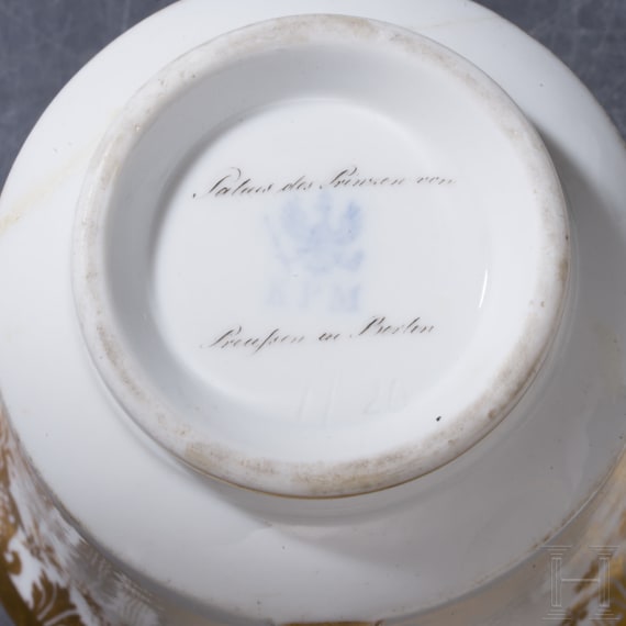 Ansichtentasse Ordenspalais (Prinz-Karl-Palais) , Untertasse, KPM, 1837-47/ Tasse, Meissen, um 1810