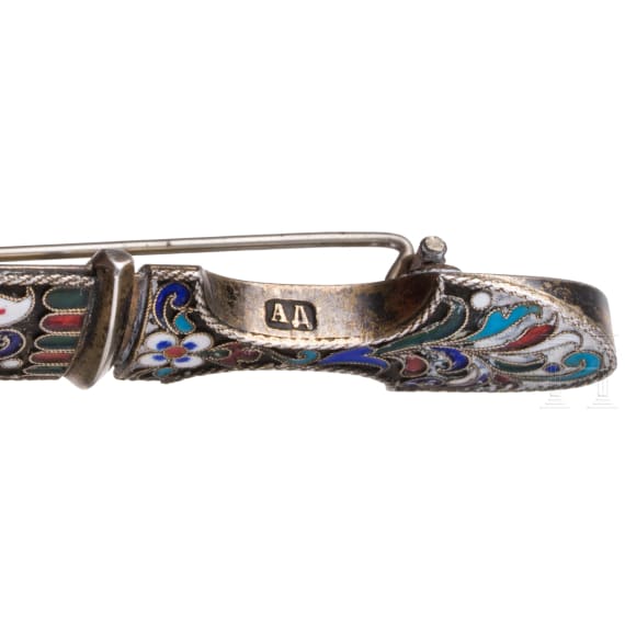 Brosche in Form eines Miniatur-Kindjals aus Cloisonn&eacute;-Email, Russland, St. Petersburg, A. Dalman, 1896-1905