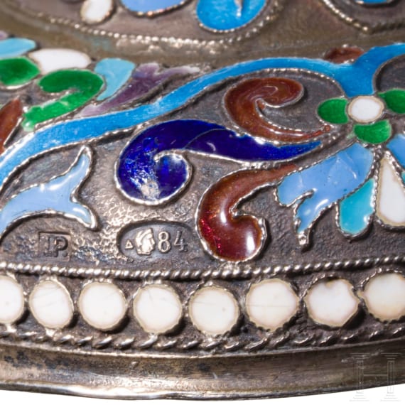 Zwei Nephrit-Schalen auf Cloisonn&eacute;-Email F&uuml;&szlig;en, Russland, 2. H&auml;lfte des 20. Jhdts.