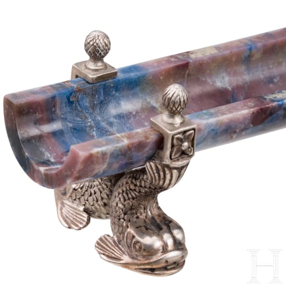 Judaika, goldmontierter Nephrit-Torazeiger mit Halter