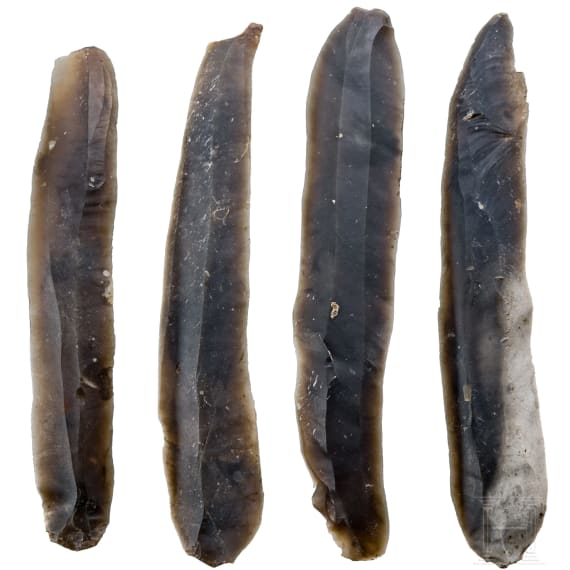 Vier gro&szlig;e Klingen aus Feuerstein, Cucuteni-Tripolje-Kultur, 4. Jtsd. v. Chr.