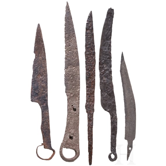F&uuml;nf eiserne Messer, meist fr&uuml;he Eisenzeit, 8.- 2. Jhdt. v. Chr.