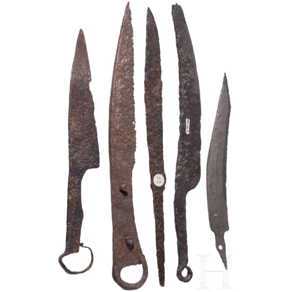 F&uuml;nf eiserne Messer, meist fr&uuml;he Eisenzeit, 8.- 2. Jhdt. v. Chr.