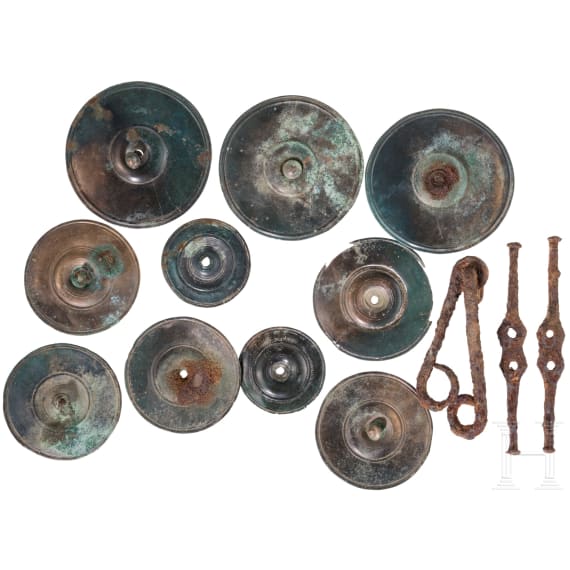 Zehn Phaleren aus Bronze und eiserne Trense von einem Pferdegeschirr, sarmatische Periode der Steppen Osteuropas, 3. - 1. Jhdt. v. Chr.