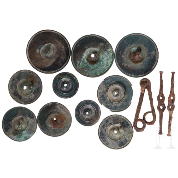 Zehn Phaleren aus Bronze und eiserne Trense von einem Pferdegeschirr, sarmatische Periode der Steppen Osteuropas, 3. - 1. Jhdt. v. Chr.