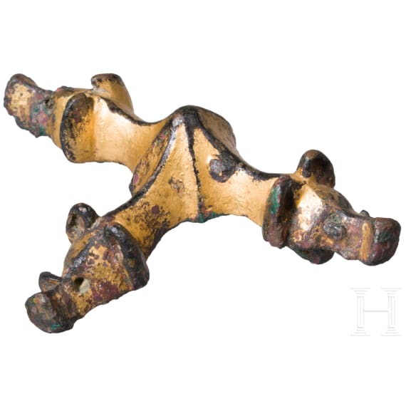 Feuervergoldeter Bronzebeschlag mit drei stilisierten Keilerk&ouml;pfen, ostgermanisch, Mitte bis zweite H&auml;lfte 5. Jhdt. n. Chr.