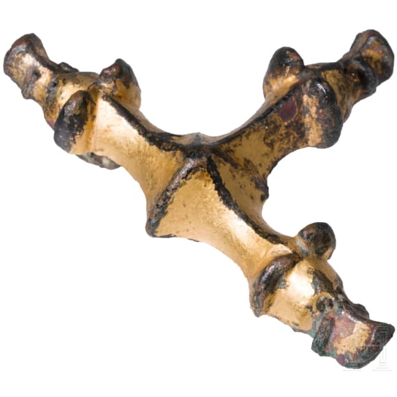 Feuervergoldeter Bronzebeschlag mit drei stilisierten Keilerk&ouml;pfen, ostgermanisch, Mitte bis zweite H&auml;lfte 5. Jhdt. n. Chr.