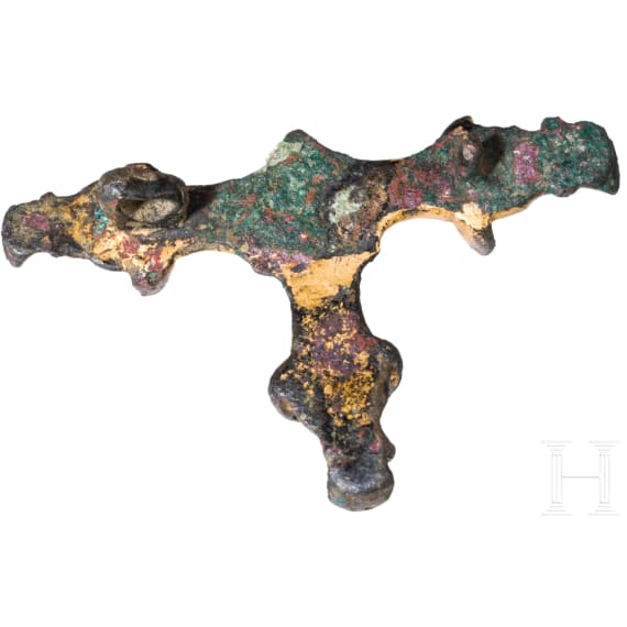 Feuervergoldeter Bronzebeschlag mit drei stilisierten Keilerk&ouml;pfen, ostgermanisch, Mitte bis zweite H&auml;lfte 5. Jhdt. n. Chr.