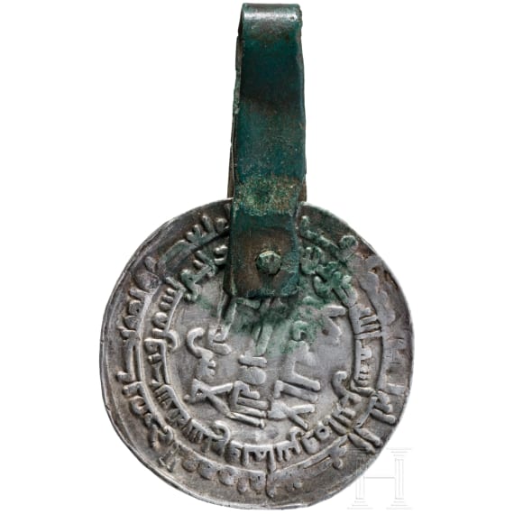 Dirham des Samaniden-Herrschers Isma'il bin Ahmad mit (287 H. Samarqand), von Wikingern mit punziertem Bronzeblech gefasst und mit der Mannaz"-Rune versehen, 10. Jhdt. n. Chr.