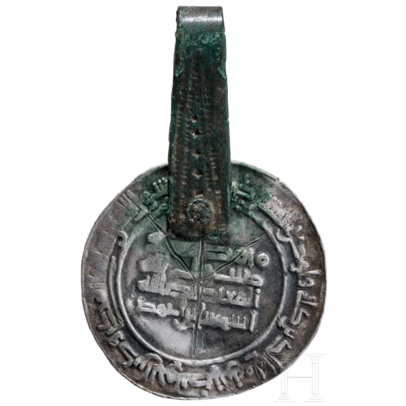 Dirham des Samaniden-Herrschers Isma'il bin Ahmad mit (287 H. Samarqand), von Wikingern mit punziertem Bronzeblech gefasst und mit der Mannaz"-Rune versehen, 10. Jhdt. n. Chr.
