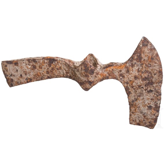 Schwere Streitaxt mit spitz ausgezogenen Schaftlappen, osteurop&auml;isch, 12. bis 13. Jhdt