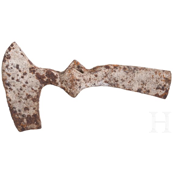Schwere Streitaxt mit spitz ausgezogenen Schaftlappen, osteurop&auml;isch, 12. bis 13. Jhdt