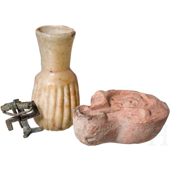 Firmenlampe mit Theatermaske, Swastikafibel aus Bronze, r&ouml;misch, dazu fr&uuml;hislamisches Glasgef&auml;&szlig;