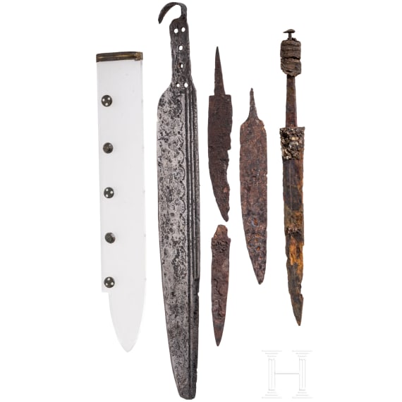 Drei fr&uuml;hmittelalterliche Messer und sechs bronzene Scheidenbeschl&auml;ge eines Sax 6. - 7. Jhdt. n. Chr. , sp&auml;tmittelalterliches Messer des 15. Jhdts. und Bauernwehr des 16. Jhdts.