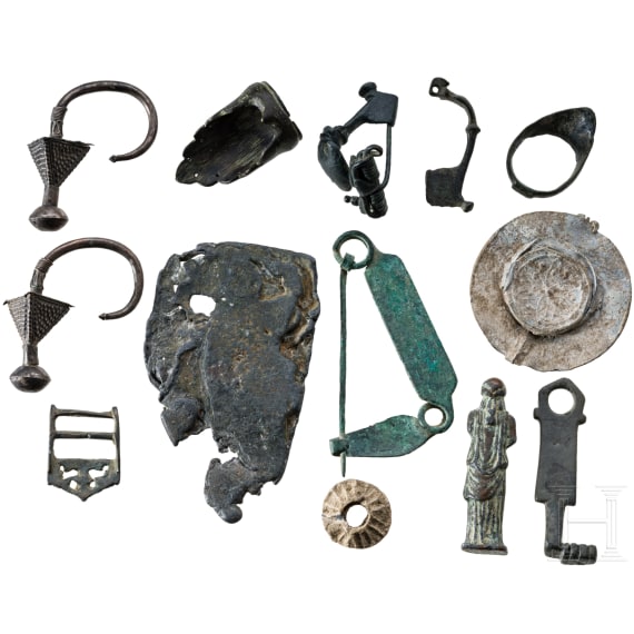 12 vorgeschichtliche und mittelalterliche Objekte, 7. Jhdt. v. Chr. - 16, Jhdt. n. Chr. und eine moderne Skulptur nach antikem Vorbild.