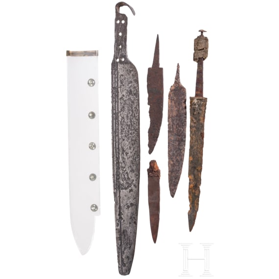 Drei fr&uuml;hmittelalterliche Messer und sechs bronzene Scheidenbeschl&auml;ge eines Sax 6. - 7. Jhdt. n. Chr. , sp&auml;tmittelalterliches Messer des 15. Jhdts. und Bauernwehr des 16. Jhdts.