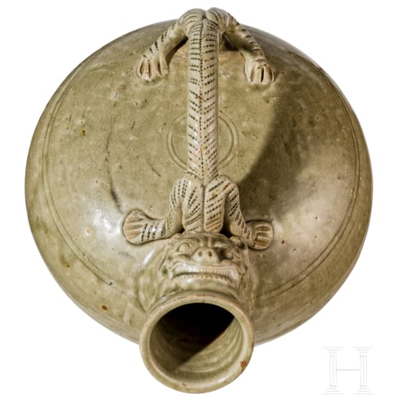 Yaozhou-Ofen Gef&auml;&szlig; mit fig&uuml;rlichem Henkel, China, wohl 19. Jhdt.