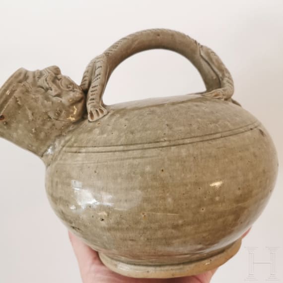 Yaozhou-Ofen Gef&auml;&szlig; mit fig&uuml;rlichem Henkel, China, wohl 19. Jhdt.