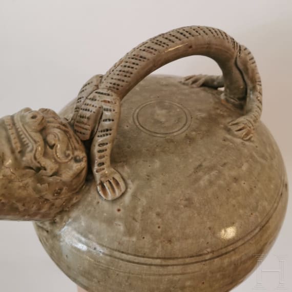 Yaozhou-Ofen Gef&auml;&szlig; mit fig&uuml;rlichem Henkel, China, wohl 19. Jhdt.