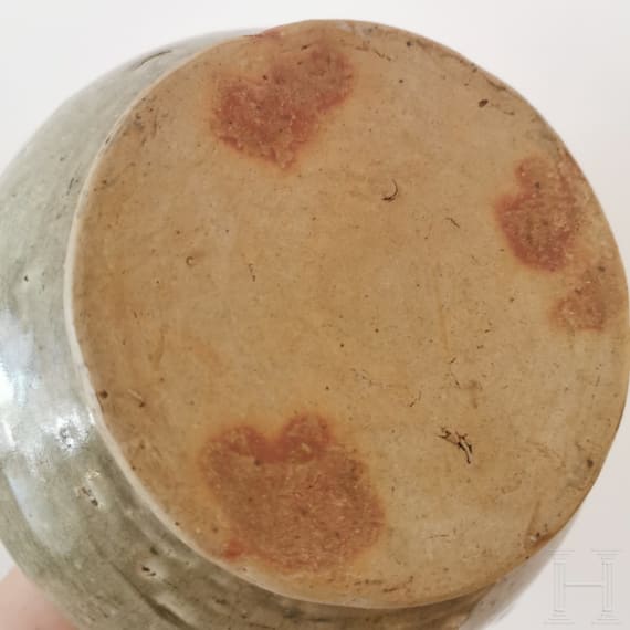 Yaozhou-Ofen Gef&auml;&szlig; mit fig&uuml;rlichem Henkel, China, wohl 19. Jhdt.