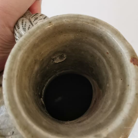 Yaozhou-Ofen Gef&auml;&szlig; mit fig&uuml;rlichem Henkel, China, wohl 19. Jhdt.