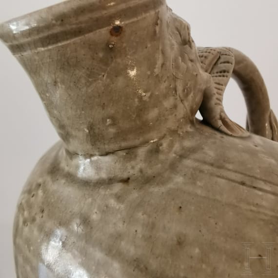 Yaozhou-Ofen Gef&auml;&szlig; mit fig&uuml;rlichem Henkel, China, wohl 19. Jhdt.