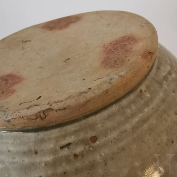 Yaozhou-Ofen Gef&auml;&szlig; mit fig&uuml;rlichem Henkel, China, wohl 19. Jhdt.