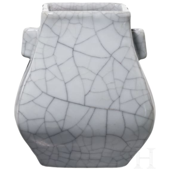 Kleine Vase mit Henkeln mit Ge-Typus Glasur, China, wohl 19. Jhdt.