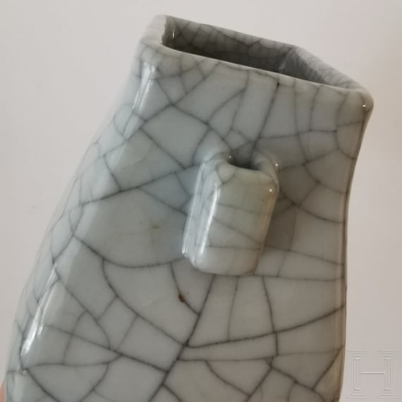 Kleine Vase mit Henkeln mit Ge-Typus Glasur, China, wohl 19. Jhdt.
