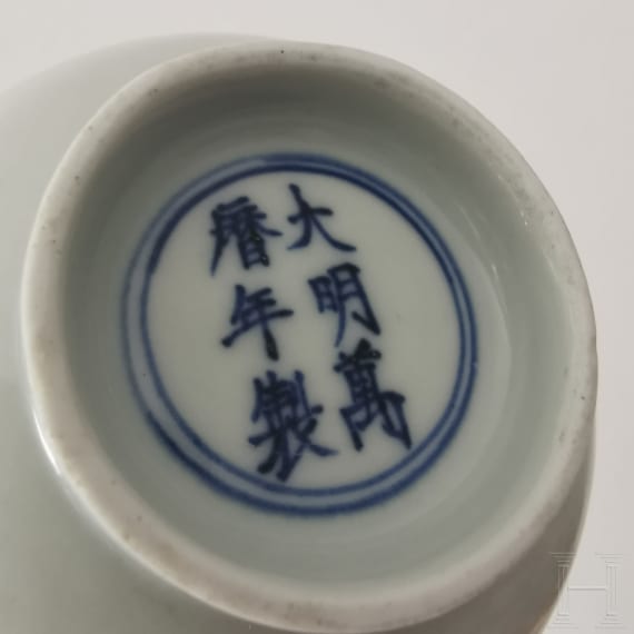 Wei&szlig; glasiertes Sch&auml;lchen mit Wanli-Marke, China, wahrscheinlich aus der sp&auml;teren Kangxi-Zeit (17./18. Jhdt.)