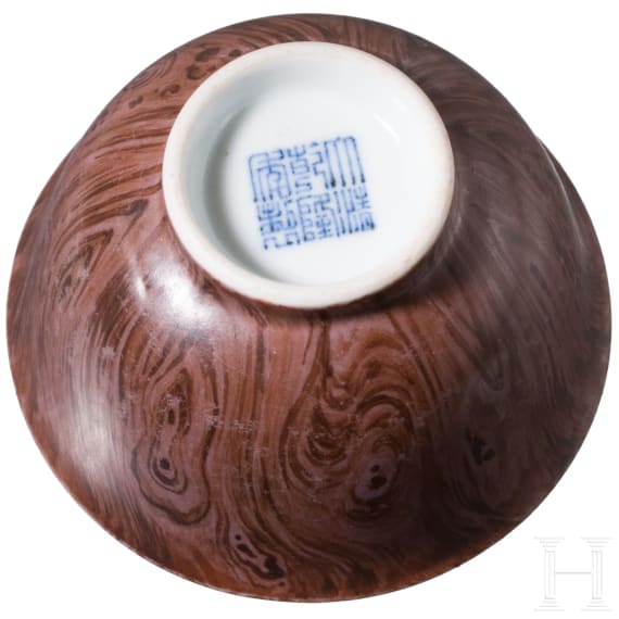 Koppchen in Holzoptik mit Qianlong-Marke, China, wohl 18. Jhdt.
