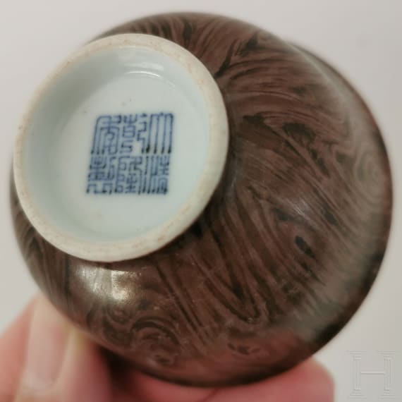Koppchen in Holzoptik mit Qianlong-Marke, China, wohl 18. Jhdt.