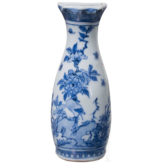 Blau-wei&szlig;e Wandvase mit Blumen und Vogel, China, wohl 18. Jhdt.