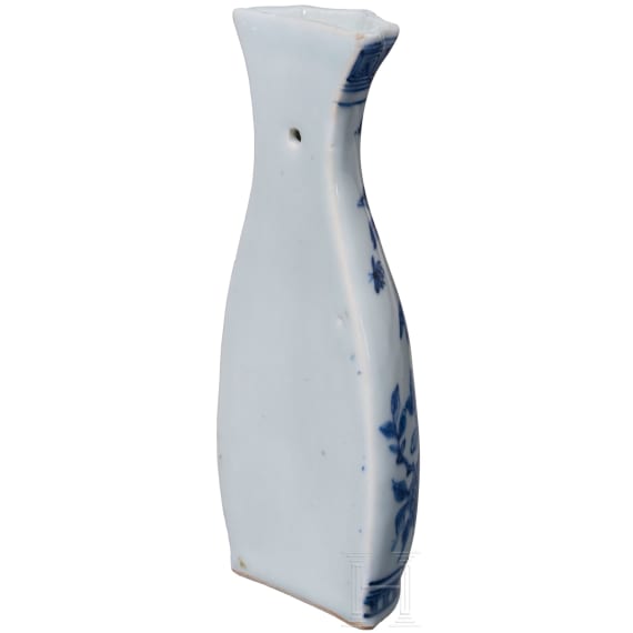 Blau-wei&szlig;e Wandvase mit Blumen und Vogel, China, wohl 18. Jhdt.