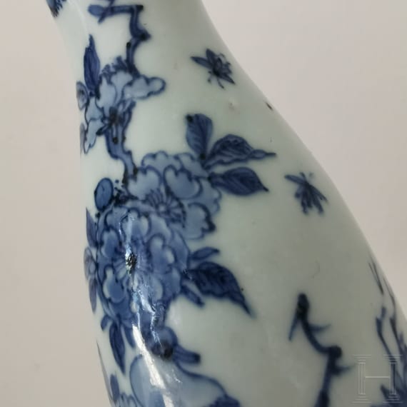 Blau-wei&szlig;e Wandvase mit Blumen und Vogel, China, wohl 18. Jhdt.