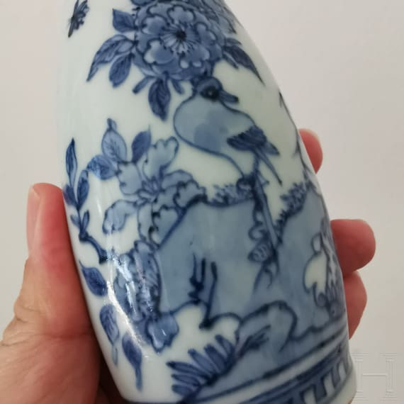 Blau-wei&szlig;e Wandvase mit Blumen und Vogel, China, wohl 18. Jhdt.