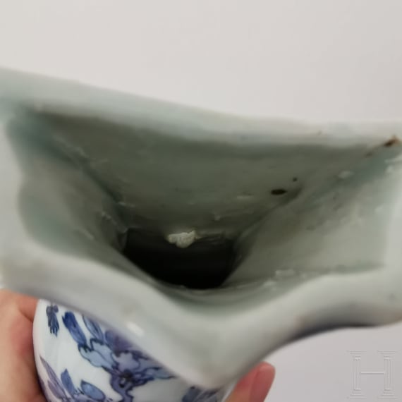 Blau-wei&szlig;e Wandvase mit Blumen und Vogel, China, wohl 18. Jhdt.