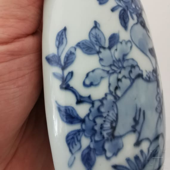 Blau-wei&szlig;e Wandvase mit Blumen und Vogel, China, wohl 18. Jhdt.