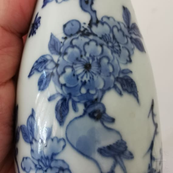 Blau-wei&szlig;e Wandvase mit Blumen und Vogel, China, wohl 18. Jhdt.